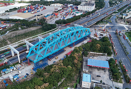 双纪录！江苏k8com官网特种装备完成国内最大跨度三线曲弦下承式简支钢桁梁SPMT整体式移运